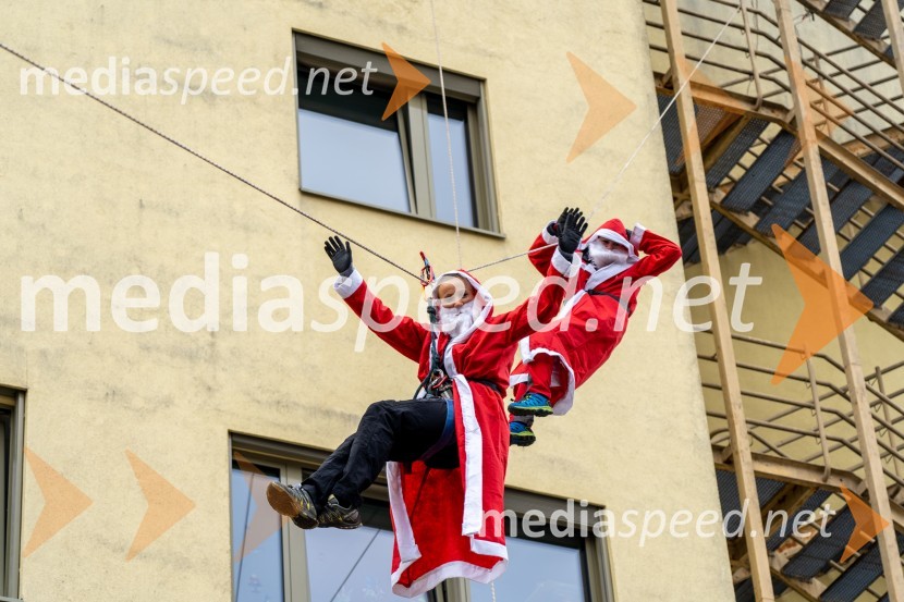 Spust božičkov iz vrha Klinike za prediatrijo Maribor