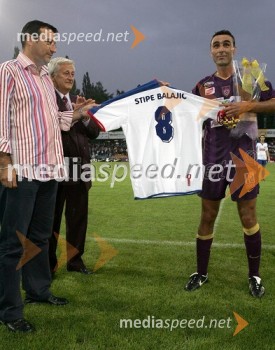 Stipe Balajič ob prejemanju darila nogometnega kluba Hajduk iz Splita, kjer je Stipe med drugim tudi igral